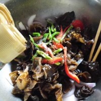 推荐几款对抗雾霾天的日常饮食 对抗雾霾天气有妙招 木耳拌洋葱的做法图解7