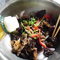 推荐几款对抗雾霾天的日常饮食 对抗雾霾天气有妙招 木耳拌洋葱的做法图解6