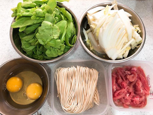 野菜肉丝鸡蛋炒面味道鲜美又具饱足感