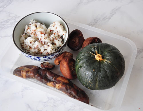 南瓜腊肠蒸饭,米饭中夹杂着腊肠丁和香菇丁,嚼起来香香的