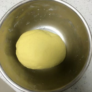 用平底锅来做牛奶玉米发面饼也不错