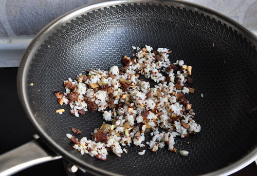 南瓜腊肠蒸饭,米饭中夹杂着腊肠丁和香菇丁,嚼起来香香的