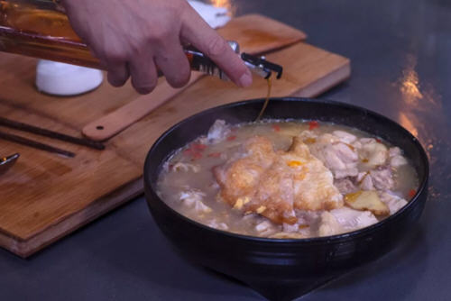 简单几步做的麻油鸡空心面线，色泽白润，汤汁鲜美