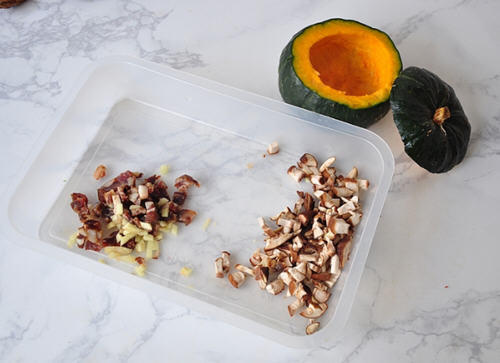 南瓜腊肠蒸饭,米饭中夹杂着腊肠丁和香菇丁,嚼起来香香的