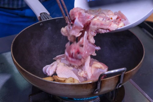 简单几步做的麻油鸡空心面线，色泽白润，汤汁鲜美