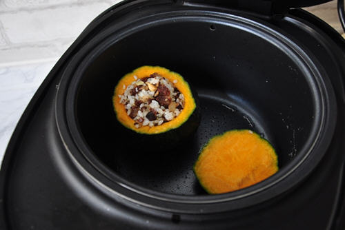 南瓜腊肠蒸饭,米饭中夹杂着腊肠丁和香菇丁,嚼起来香香的