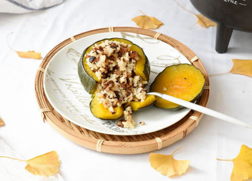 南瓜腊肠蒸饭,米饭中夹杂着腊肠丁和香菇丁,嚼起来香香的