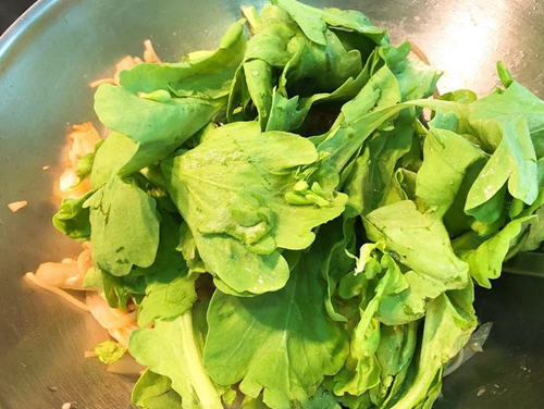 野菜肉丝鸡蛋炒面味道鲜美又具饱足感