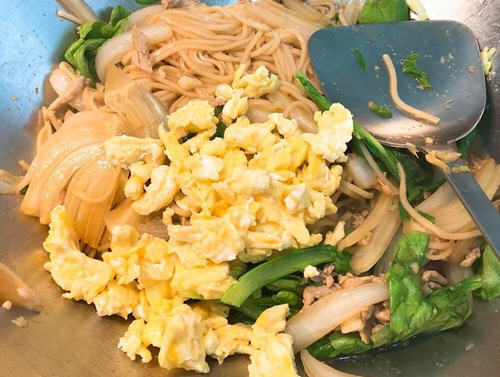 野菜肉丝鸡蛋炒面味道鲜美又具饱足感