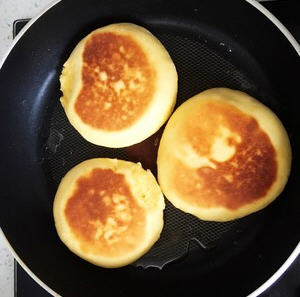 用平底锅来做牛奶玉米发面饼也不错