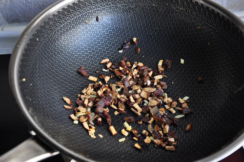 南瓜腊肠蒸饭,米饭中夹杂着腊肠丁和香菇丁,嚼起来香香的