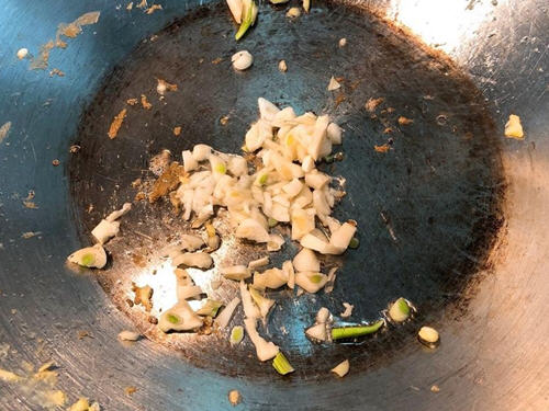 野菜肉丝鸡蛋炒面味道鲜美又具饱足感