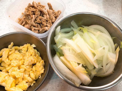 野菜肉丝鸡蛋炒面味道鲜美又具饱足感