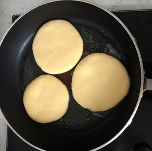 用平底锅来做牛奶玉米发面饼也不错