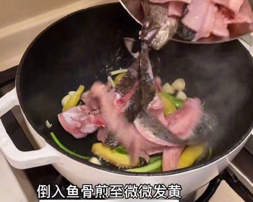 鱼片滑嫩的牛奶酸菜鱼小孩子非常喜欢吃