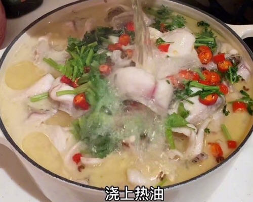 鱼片滑嫩的牛奶酸菜鱼小孩子非常喜欢吃