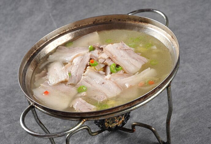 口味适中,肥而不腻的酸菜白肉的做法 口味适中,肥而不腻的酸菜白肉的做法