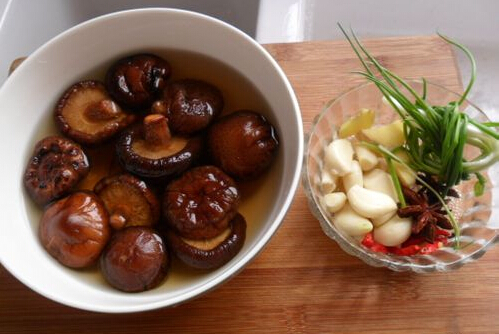 香菇怎么泡发是否浸泡得越久越好