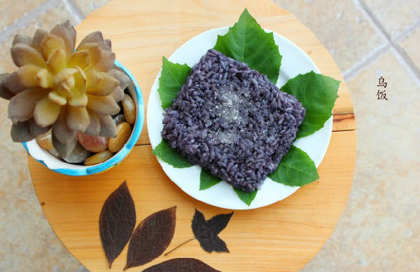 乌米饭，米粒非常的坚硬，可以拿到任何地方食用