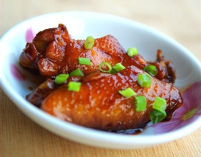 金红的葡萄酒烧鸡翅有葡萄酒的余香
