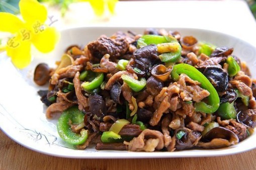 青椒云耳小炒肉家常做法，真的简单又美味啊