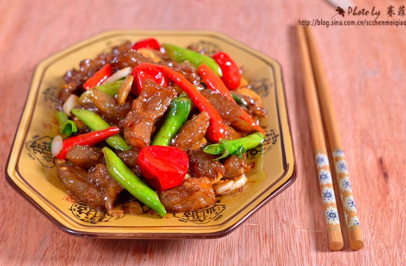 辣椒炒蹄筋的做法，蹄筋柔软，酸辣味浓，爽口解腻