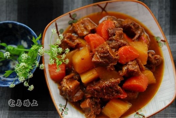 一道经典大菜：胡萝卜土豆烧牛肉家常做法