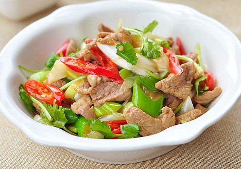 葱爆羊肉的做法，香味浓郁、质地滑嫩、咸鲜回甜