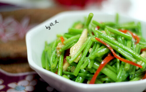 鸡丝拌茼蒿的做法，最适合冠心病、高血压病人食用