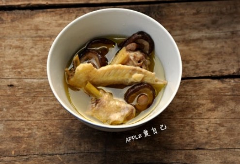 香菇炖鸡汤的有图做法，最适合秋、冬季节全家人的滋补