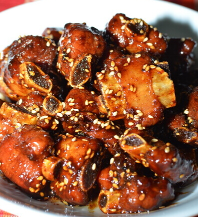 简单却美味的糖醋排骨，色泽红亮油润，口味香脆酸甜