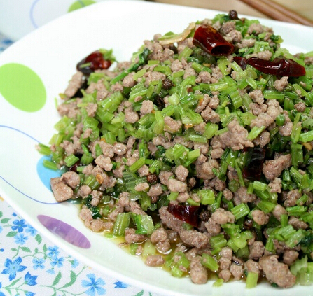 芹菜炒牛肉末的做法，能促进胃液分泌，增加食欲