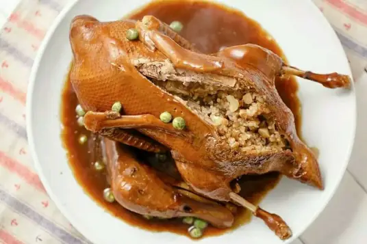 八宝鸭,汤汁肥浓,鸭卤酥烂,香气四溢,滋味鲜美 八宝鸭,汤汁肥浓,鸭卤酥烂,香气四溢,滋味鲜美