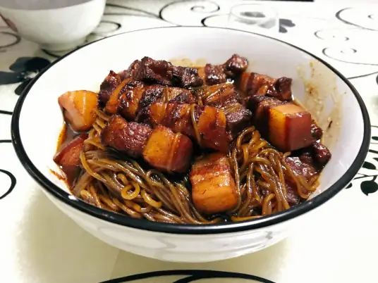 猪肉炖粉条，就着米饭一起吃让你胃口大开