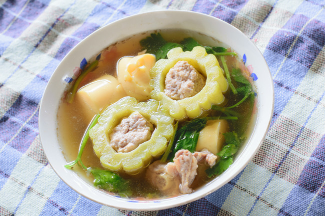 猪骨黄豆苦瓜汤的做法，具有清热去暑气之功效