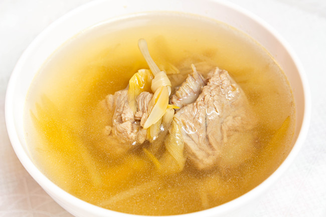 野生牛肝菌炖鸡汤的做法，你也可以在家做