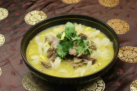 山药炖鹅肉,山药的口感软糯,与鹅肉的肉质相得益彰 山药炖鹅肉,山药的口感软糯,与鹅肉的肉质相得益彰