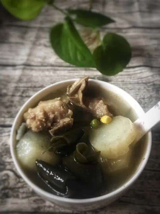海带绿豆排骨汤，不仅能够清热解毒，还能滋补养颜