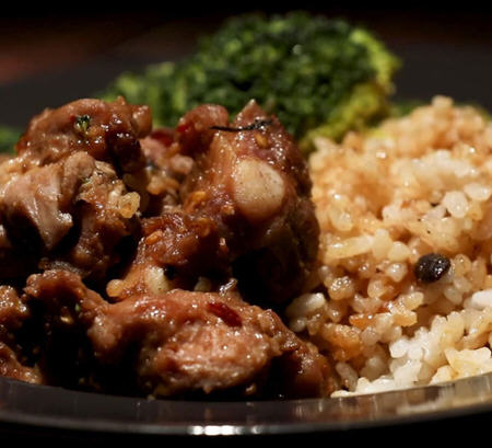豆豉排骨蒸饭,排骨肉质滑嫩,米饭颗粒香甜,酱香浓郁,超级好吃 豆豉排骨蒸饭,排骨肉质滑嫩,米饭颗粒香甜,酱香浓郁,超级好吃