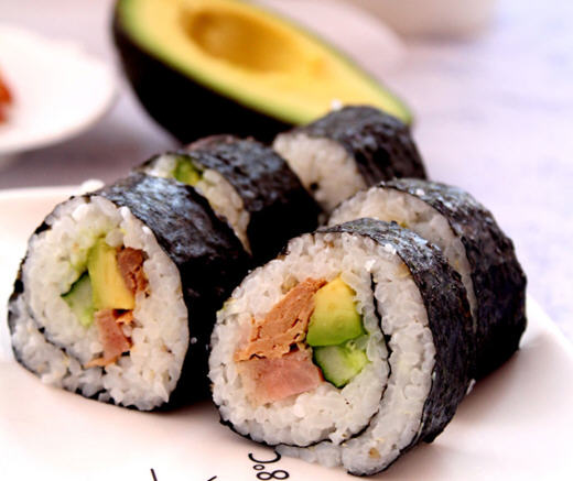 牛油果金枪鱼紫菜包饭细腻的口感非常好吃 牛油果金枪鱼紫菜包饭细腻的口感非常好吃