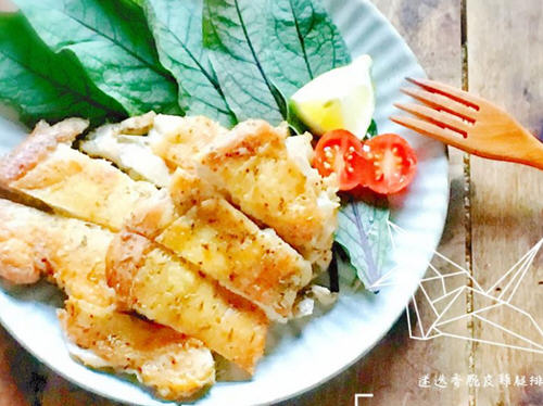外皮酥脆、肉质软嫩的迷迭香脆皮鸡腿排真好吃