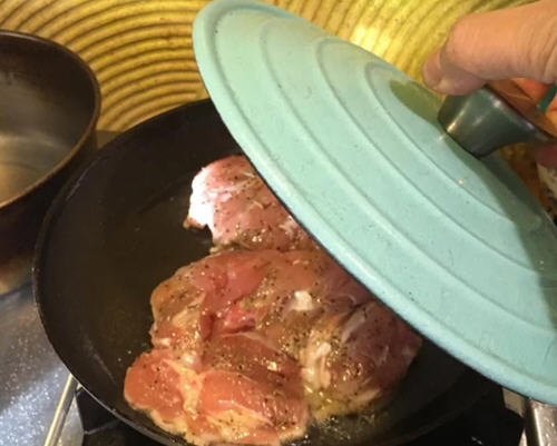 外皮酥脆、肉质软嫩的迷迭香脆皮鸡腿排真好吃