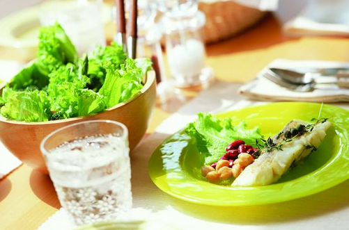 经期不适的妇女们可以通过饮食来调整