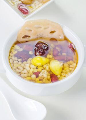 菱角莲子芡实粥,可以增长气血,补肾排湿健脾清肺