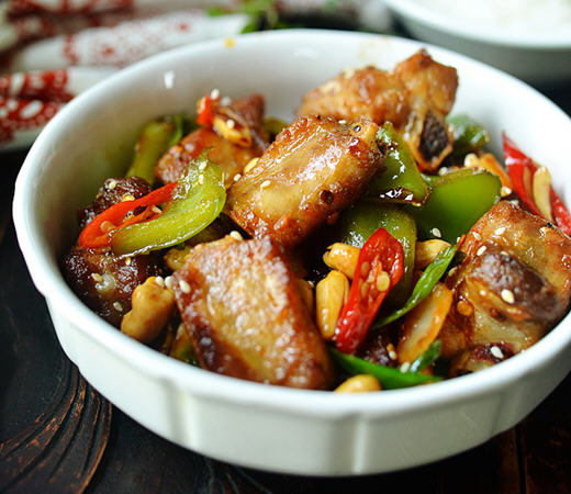 家常香辣排骨，颜色红润，咸香微辣，超级下饭