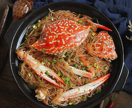 家常螃蟹粉丝煲,粉丝充分的吸收了螃蟹鲜美的味道 家常螃蟹粉丝煲,粉丝充分的吸收了螃蟹鲜美的味道