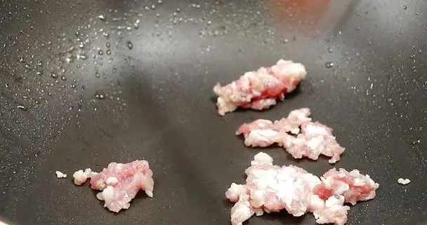 麻婆茄子煲,具有麻辣的味道和红油的浓郁色彩 麻婆茄子煲,具有麻辣的味道和红油的浓郁色彩