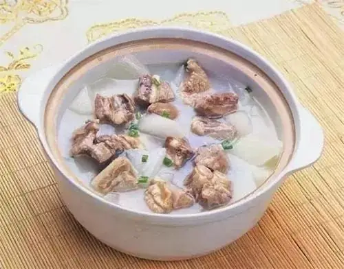 白萝卜炖羊肉,不仅味道鲜美,而且具有温补的作用 白萝卜炖羊肉,不仅味道鲜美,而且具有温补的作用