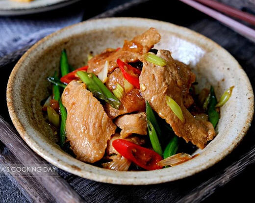 葱爆松阪猪肉:口感弹牙香气十足
