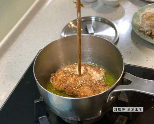 香嫩又多汁的家常炸鸡排,口感酥脆香甜非常好吃